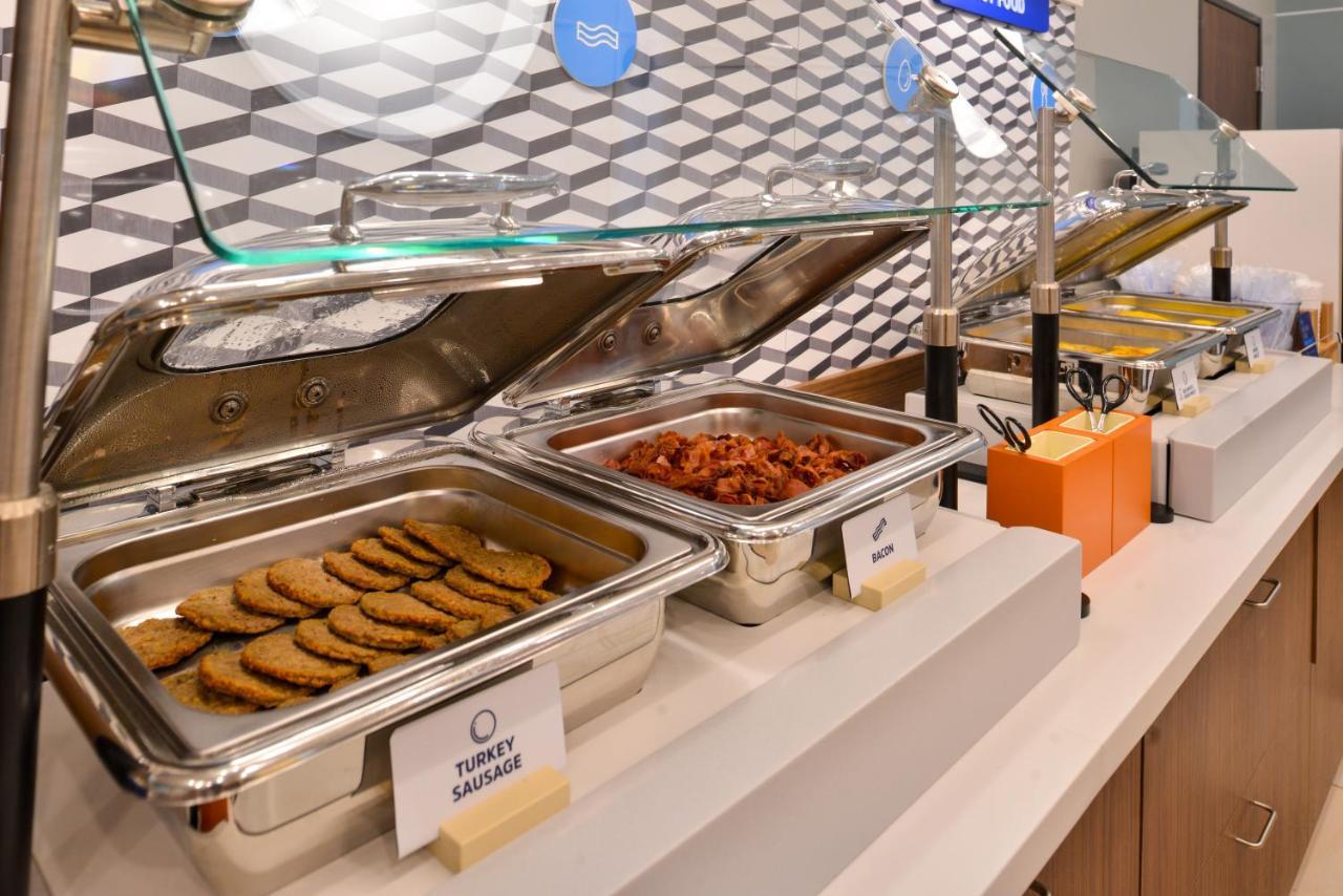 米兰-桑达斯基区智选假日套房酒店 外观 照片